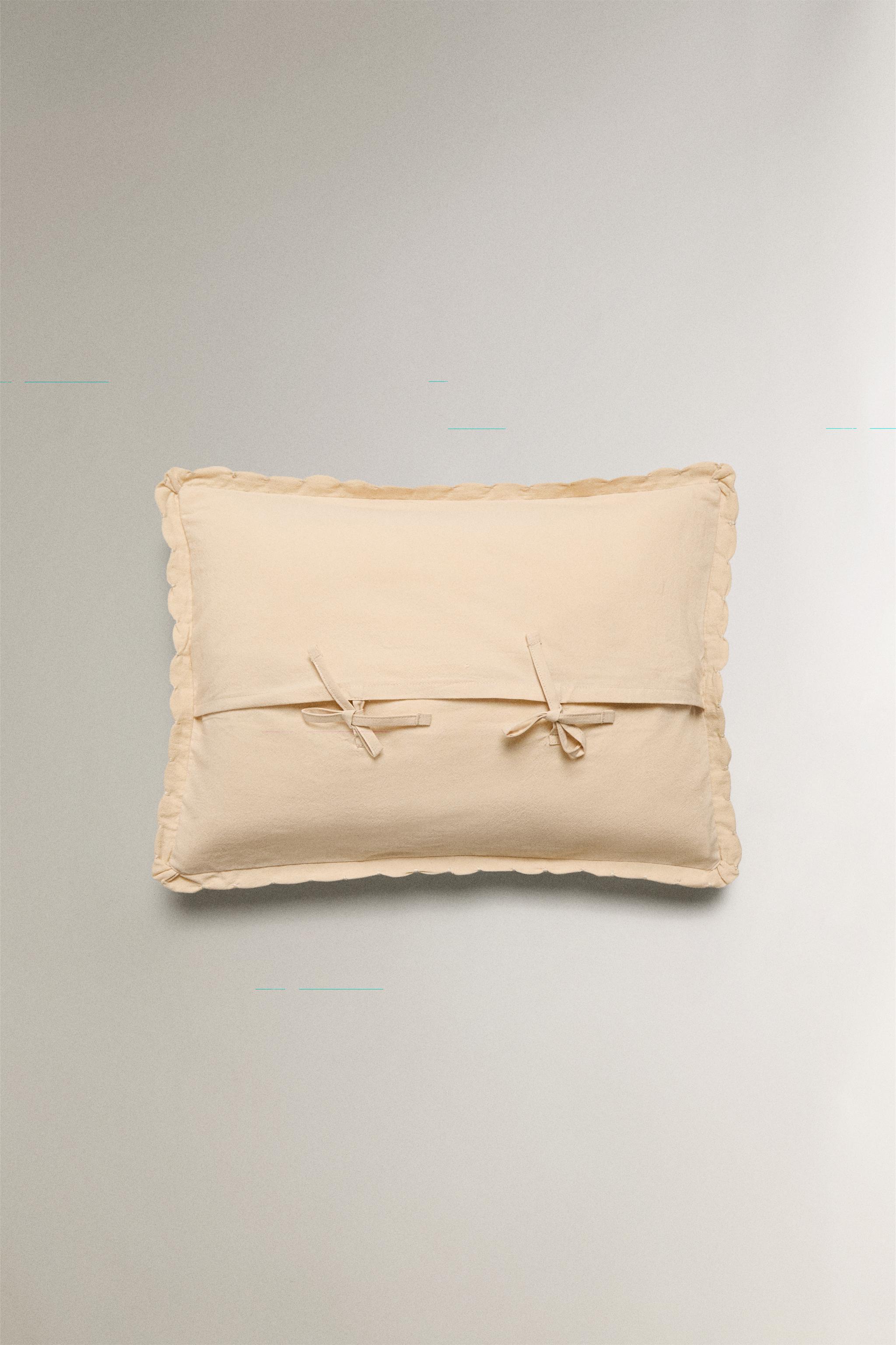 HOUSSE DE COUSSIN ENFANT BORD AJOURÉ